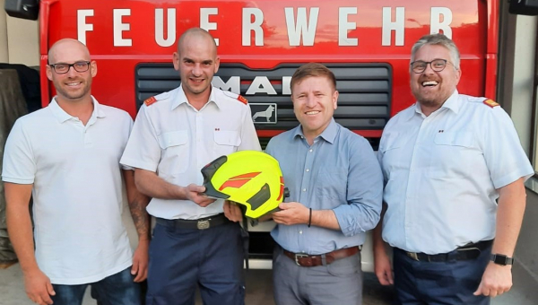 Jürgen Handler spendet neuen Feuerwehrhelm