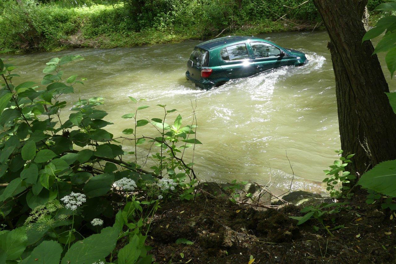 14.06.2016 | PKW in Pittenfluss