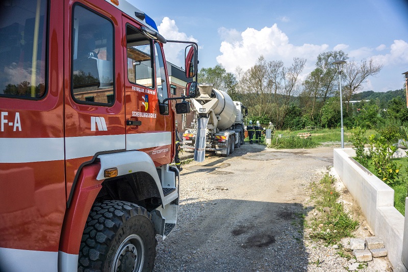 01.06.2018 | LKW droht Einzustürzen