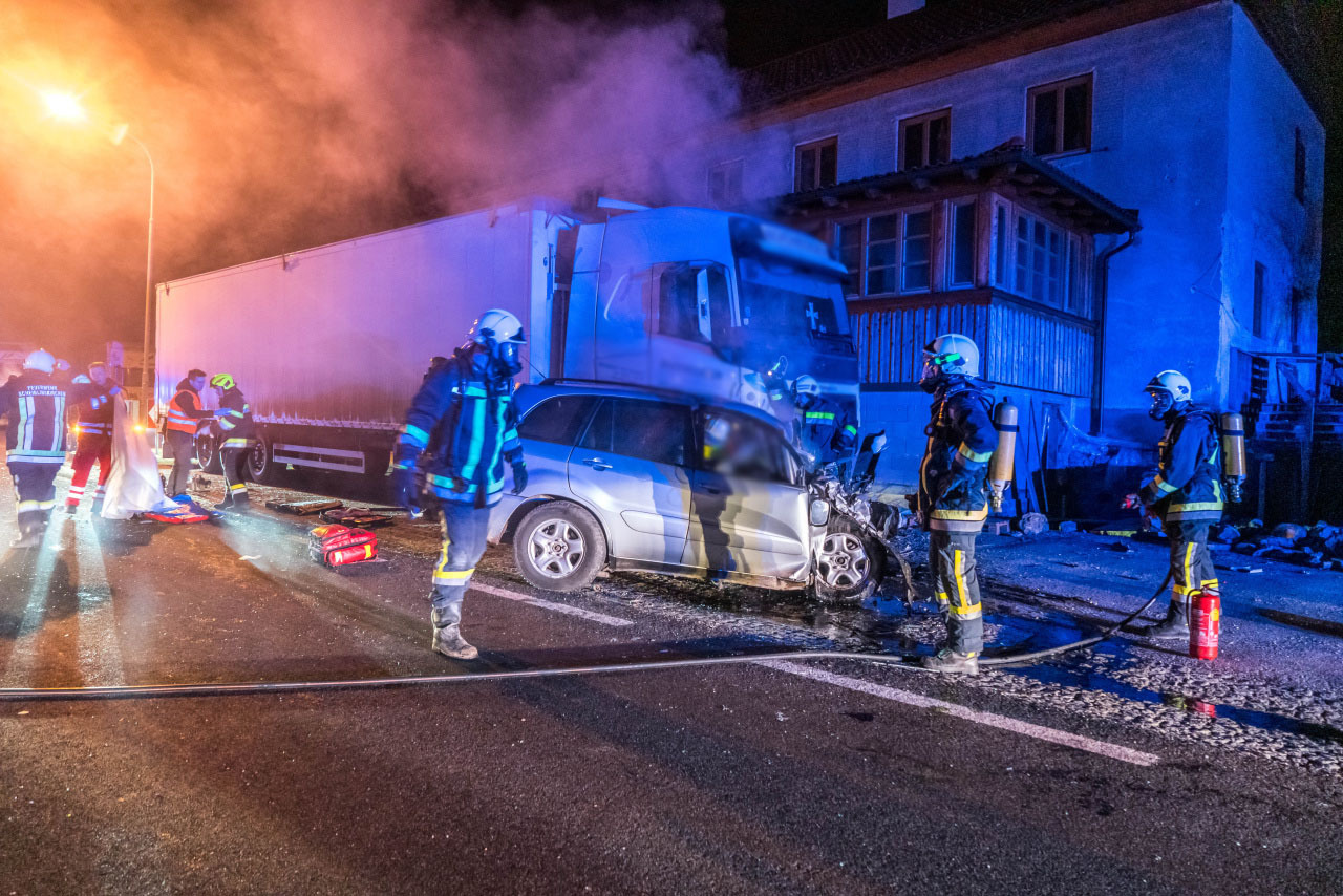 Fahrzeugbrand mit eingeklemmter Person